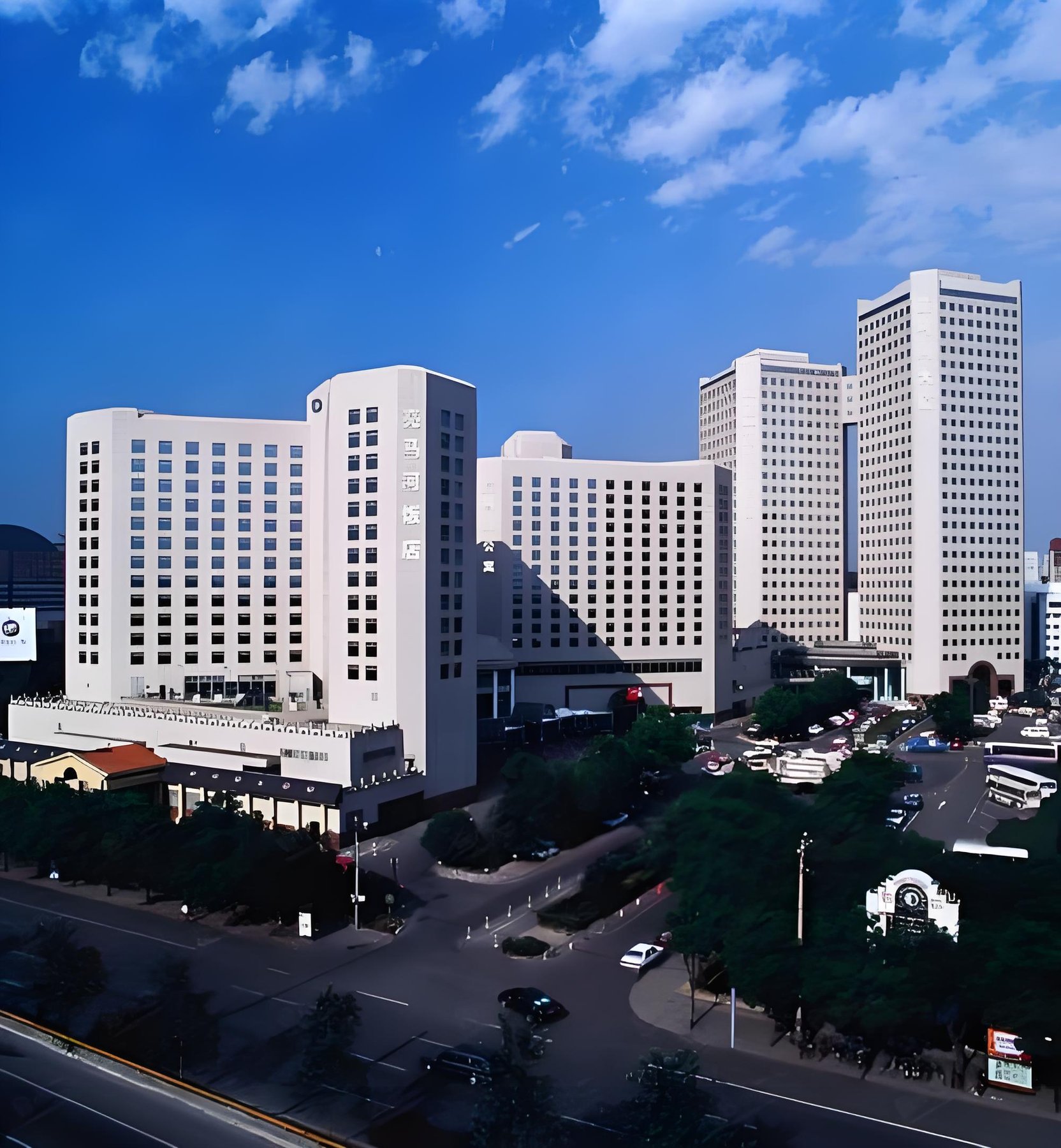 达索时代北京研发中心 · 亮马河大厦外观